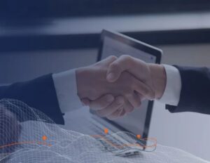 Manos estrechandose por cerrar un negocio de gestión de flotas